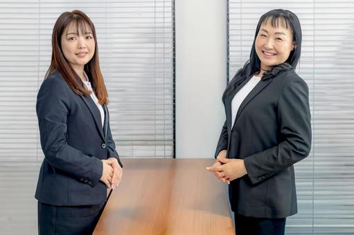 笑顔のビジネスウーマン達 笑顔のビジネスウーマン達 ビジネス,スーツ,女性の写真素材