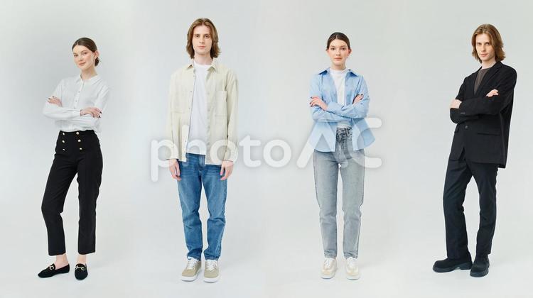 腕組みをしながらカメラ目線の男女 男女,腕組み,ポーズの写真素材