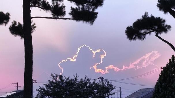 夕焼けを背にして輪郭が光る雲 夕焼けを背にして輪郭が光る雲の写真