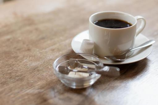 明るい店内のコーヒーと角砂糖 コーヒー,ホットコーヒー,珈琲の写真素材