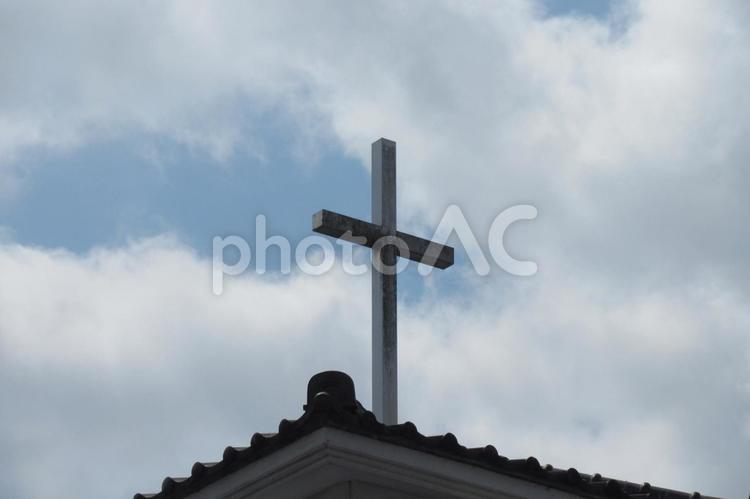 雲の下に立つ教会の十字架 十字架,教会,屋根の写真素材