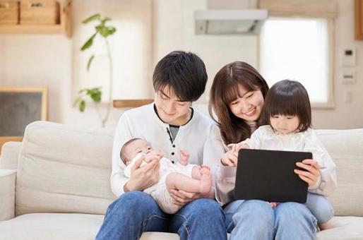 Asian family sitting on the couch and looking at the tablet, gia đình, viên thuốc, gia đình, JPG