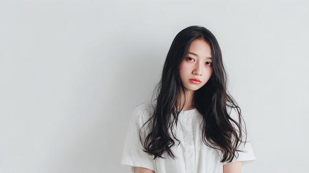 カジュアルなファッションの女性 カジュアルなファッションの女性の写真