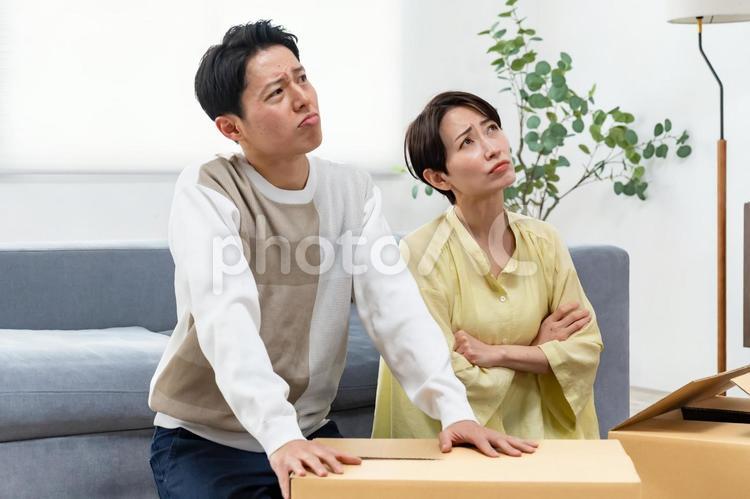 引越しをする夫婦 引っ越し,引越し,カップルの写真素材