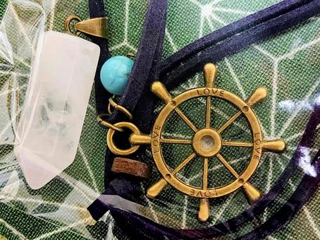 水晶と碇のペンダント 水晶ポイント,クオーツ,アクセサリーの写真素材