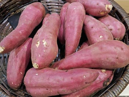 八百屋さんのサツマイモの写真