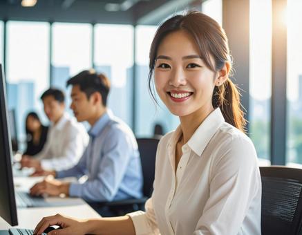 パソコンとビジネス女性の写真