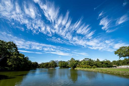 初秋の大沼公園に広がる雲 初秋の大沼公園に広がる雲 大沼公園,大沼国定公園,湖面の写真素材