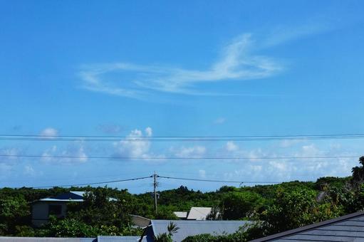 魚の形をした雲 魚の形をした雲 空,晴れ,雲の写真素材