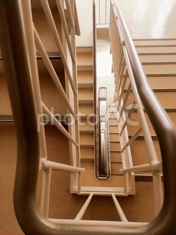階段の隙間から下を覗く 階段,昇り,住宅の写真素材
