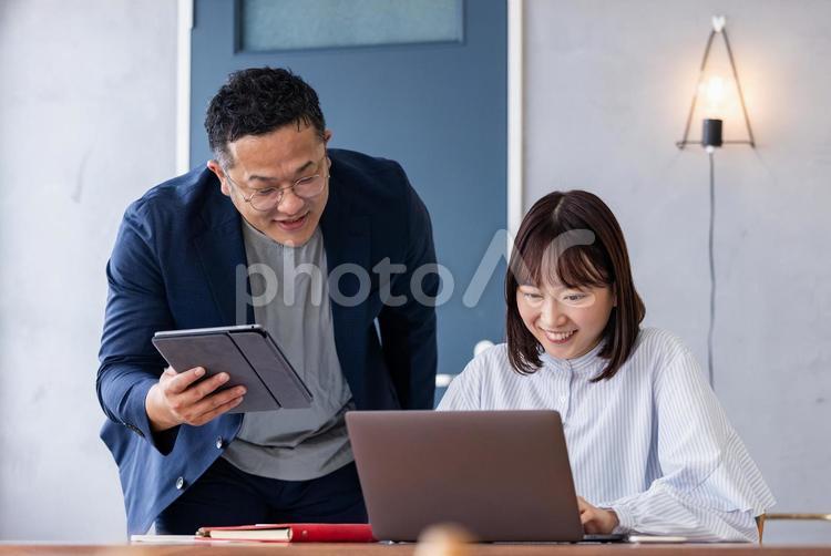 ミーティングをする男女のビジネスマン 男性,女性,ビジネスの写真素材