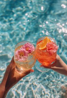 プールサイドでの夏の乾杯 プールサイドでの夏の乾杯の写真