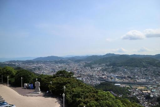 山と海に囲まれた都市風景 街並み,都市,風景の写真素材