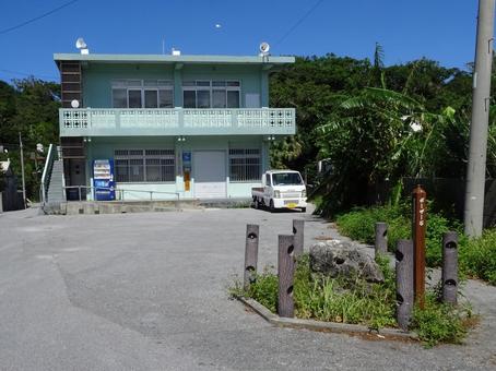 ボーザー石と久手堅公民館 ボーザー石と久手堅公民館 ボーザー石,久手堅公民館,沖縄県南城市知念久手堅の写真素材
