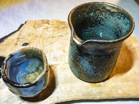 宵に沁みる青釉の酒器の写真