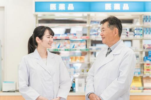 薬局・病院・ドラッグストアで働く薬剤師 薬局・病院・ドラッグストアで働く薬剤師 薬剤師,薬局,薬の写真素材