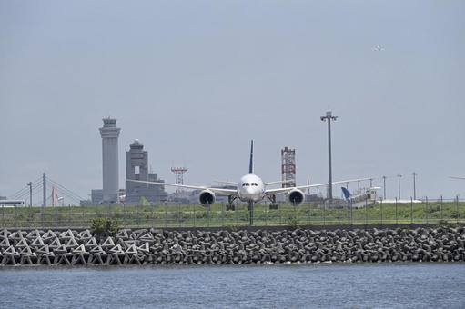 京浜島つばさ公園から見える羽田空港 羽田空港,飛行場,飛行機の写真素材