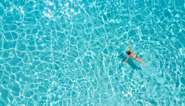 透明度の高いエメラルドブルーの水面 透明度の高いエメラルドブルーの水面の写真