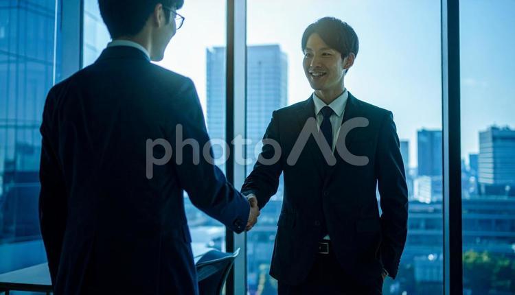 握手をする若いビジネスマン ビジネス,握手,ビジネスマンの写真素材