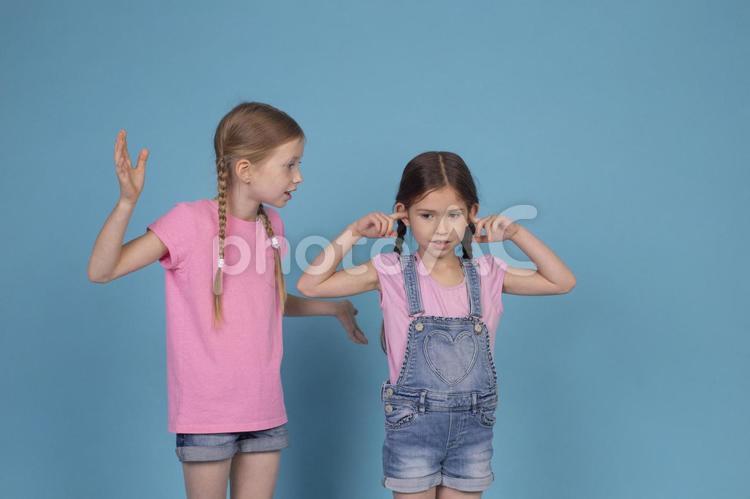 怒る女の子と耳を塞ぐ女の子3 姉妹,女の子,女児の写真素材