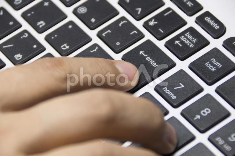 キーボードを打つ男性の手元 キーボード,ノートパソコン,手元の写真素材