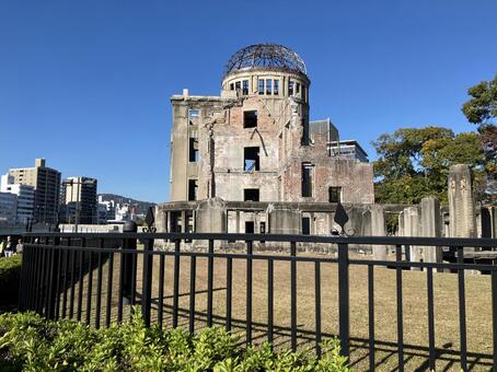 透き通る青空の下、原爆ドームの記憶 原爆ドーム,広島,平和記念公園の写真素材