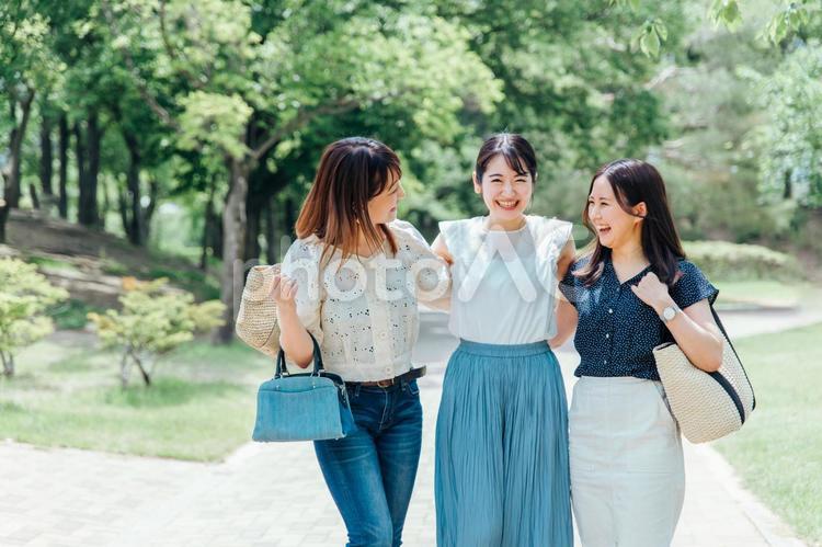 旅行する女性たち旅行する女性たち 旅行,観光,買い物の写真素材