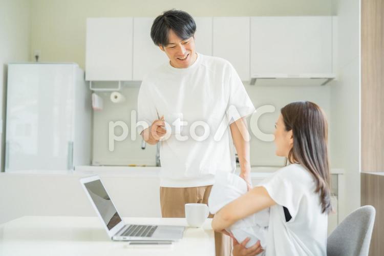 テレワークする女性と男性 赤ちゃん,夫婦,家族の写真素材