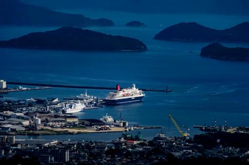 <五島>早朝の福江港とフェリーと大型客船 <五島>早朝の福江港とフェリーと大型客船の写真