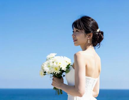 ブーケを持つ花嫁 ブーケを持つ花嫁の写真