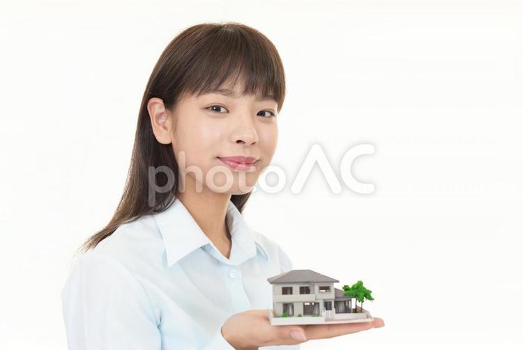 女性　家の模型　住宅　 家,マイホーム,住宅の写真素材