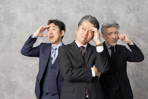 考えるミドルエイジ男性ビジネスパーソン 考えるミドルエイジ男性ビジネスパーソン エグゼクティブ,ビジネスマン,考えるの写真素材