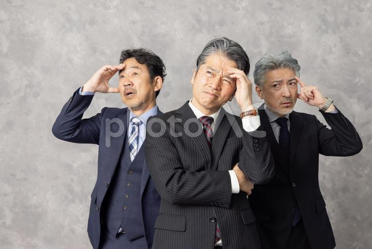 考えるミドルエイジ男性ビジネスパーソン エグゼクティブ,ビジネスマン,考えるの写真素材