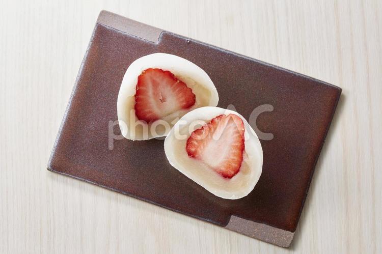 いちご大福 いちご大福,和菓子,半分の写真素材