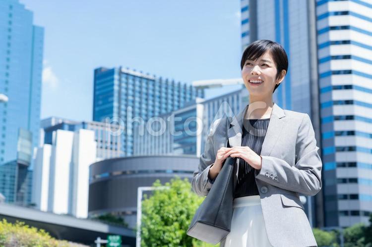 オフィス街で働く若いビジネスウーマン ビジネス,女性,ビジネスウーマンの写真素材