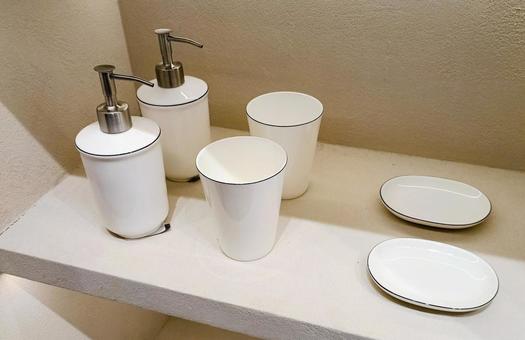 並べた白い器たち 並べた白い器たち 食器,生活用品,陶器の写真素材