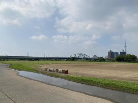 日中曇り空荒川の土手 日中曇り空荒川の土手の写真