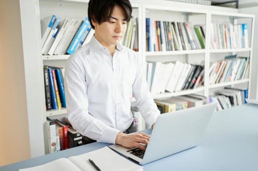 Male construction management engineer who organizes materials on a laptop computer, hombre, hombre de negocios, ei trabajo en la industria, JPG