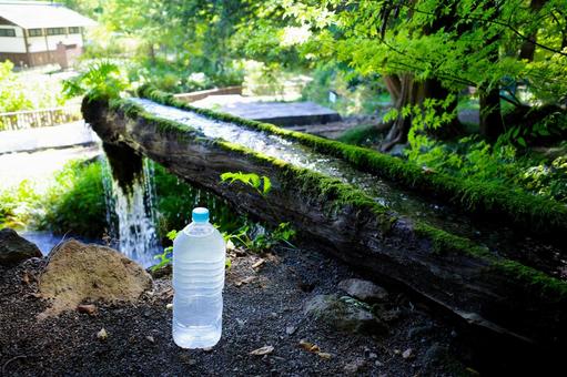 含有泉水和流動泉水/泉水/天然水的PET瓶圖像素材 含有泉水和流動泉水/泉水/天然水的PET瓶圖像素材