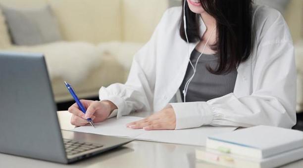 オンライン学習をするアジア人女性 オンライン学習をするアジア人女性 オンライン,学習,勉強の写真素材