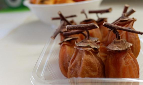 調理台の上の干し柿 干し柿,スイーツ干し柿,柿の写真素材