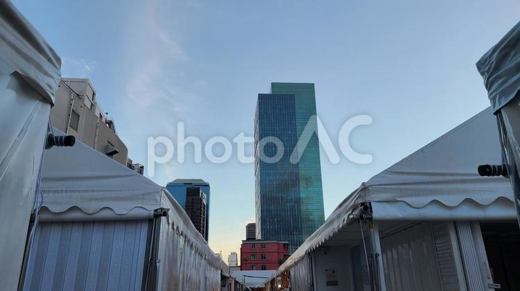 バンコクの市場とオフィスビル ビル,テント,マーケットの写真素材