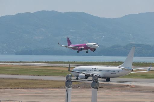 夏の昼、長崎空港滑走路の晴れやかな光景 夏の昼、長崎空港滑走路の晴れやかな光景の写真