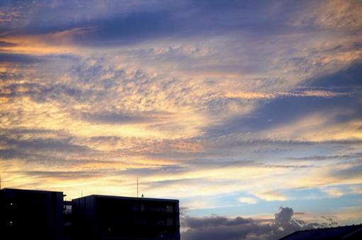幻想的な夕暮れの空と街並み 幻想的な夕暮れの空と街並みの写真
