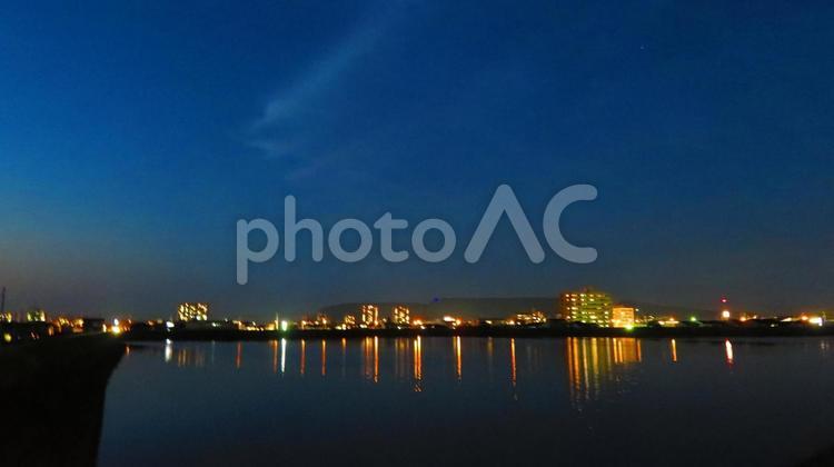 ６月上旬の野田池の夕暮れ 背景,夕暮れ,たそがれの写真素材