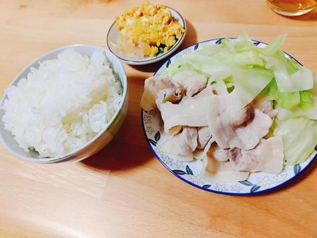 茹で豚と茹でキャベツと卵焼きの定食 豚肉,キャベツ,たまごの写真素材