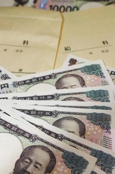 従業員の給与 従業員の給与 給料,最低賃金,現金の写真素材