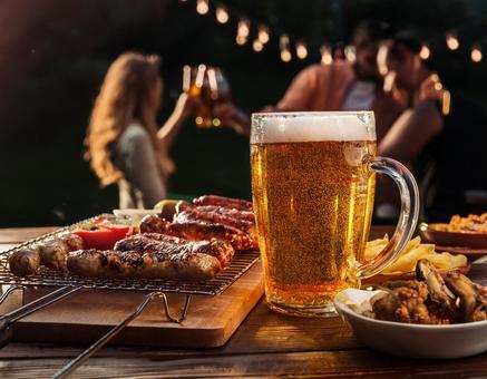 バーベキューでビール バーベキューでビールの写真