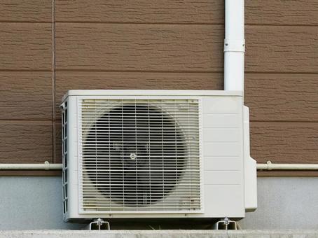 家庭用エアコンの室外機 家庭用エアコンの室外機 エアコン,室外機,夏の写真素材