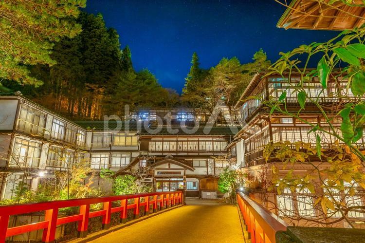 星が輝くレトロな雰囲気の旅館外観 群馬県,吾妻郡中之条町,四万温泉の写真素材